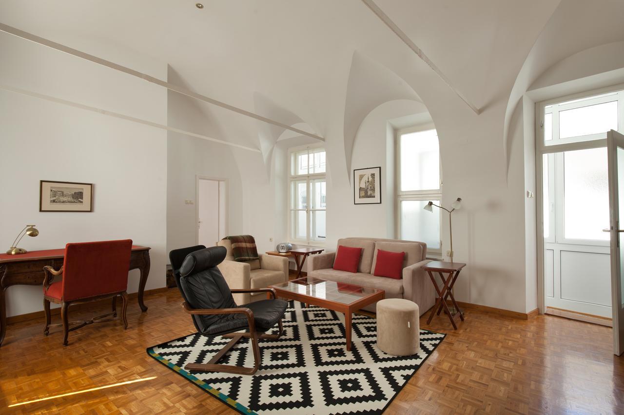 Charming Apartment Laura Tour As Ljubljana By Town Hall ภายนอก รูปภาพ